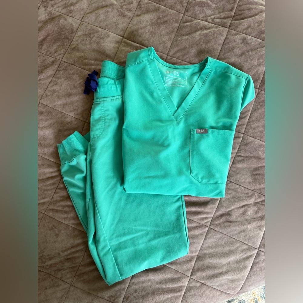 FIGS set Surgical Green Catarina Top & Zamora Jogger